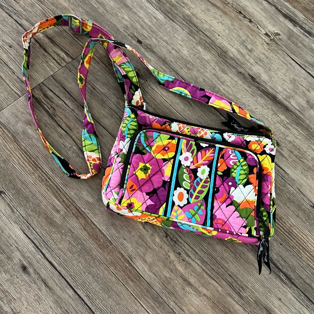 Vera Bradley cross body purse. Beautifully colorful! Very good used condition!